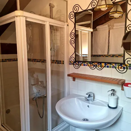 La Casa De Chimeneas Tudes